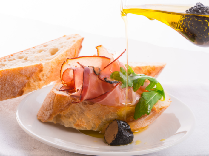 Huile d’Olive Vierge Extra à la Truffe – Saveurs Modernes | Élixir gastronomique